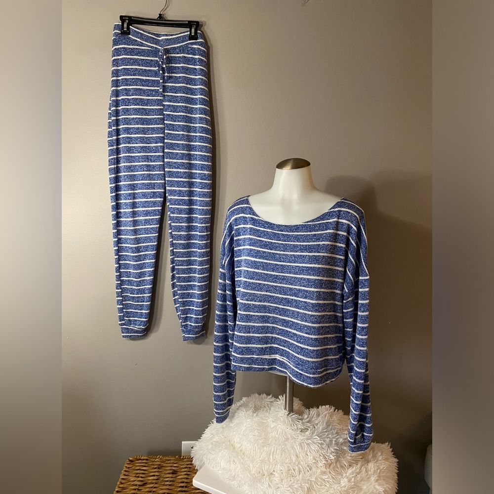 Boohoo ladies two piece coordinating outfit 
Size 10
Loungewear Sleepwear 
Cozy